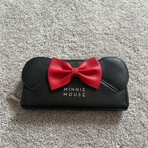 Loungefly Minnie Mouse wallet with zipper